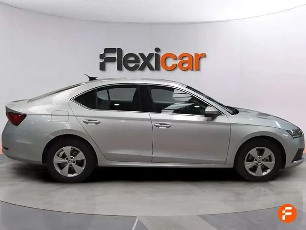 Usado Skoda Octavia Ambition 116 CV (85 kW) 2022 Gris Utilitario