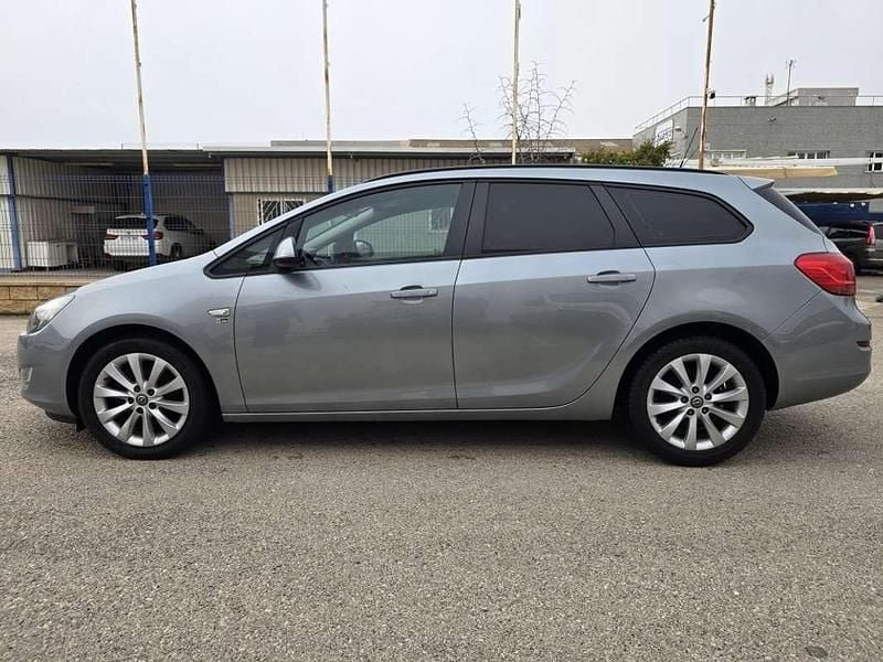 Usado Opel Astra Sport 110 CV (80 kW) 2012 Plateado Familiar
