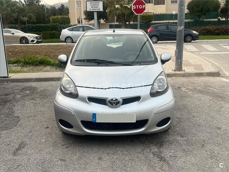 Usado Toyota Aygo 68 CV (50 kW) 2010 Gris / plata Utilitario