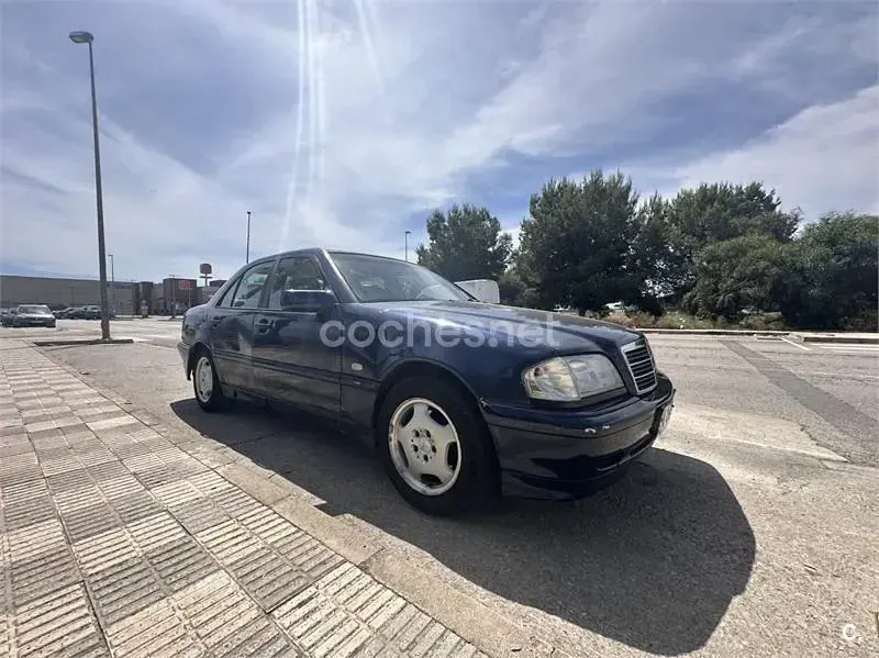 Usado Mercedes C220 Classic 125 CV (91 kW) 1998 Azul Berlina