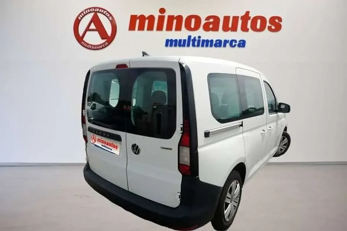 Usado VW Caddy 122 CV (89 kW) 2022 Blanco Monovolumen
