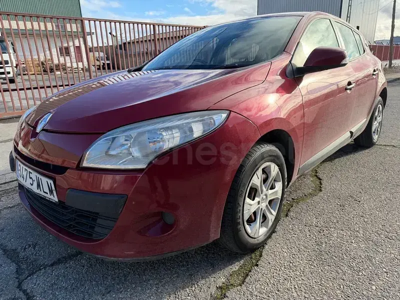 Usado Renault Mégane Authentique 100 CV (73 kW) 2011 Granate Berlina