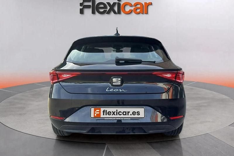 Usado Seat Leon Style 110 CV (80 kW) 2024 Negro Berlina