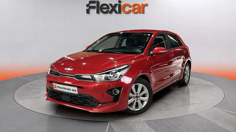 Usado Kia Rio 101 CV (74 kW) 2022 Rojo Berlina