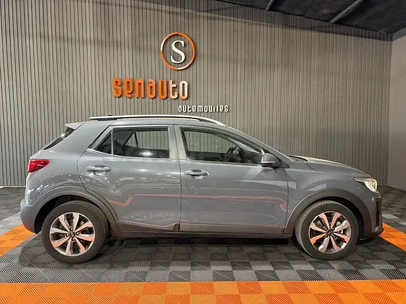 Usado Kia Stonic 120 CV (88 kW) 2021 Gris / plata SUV