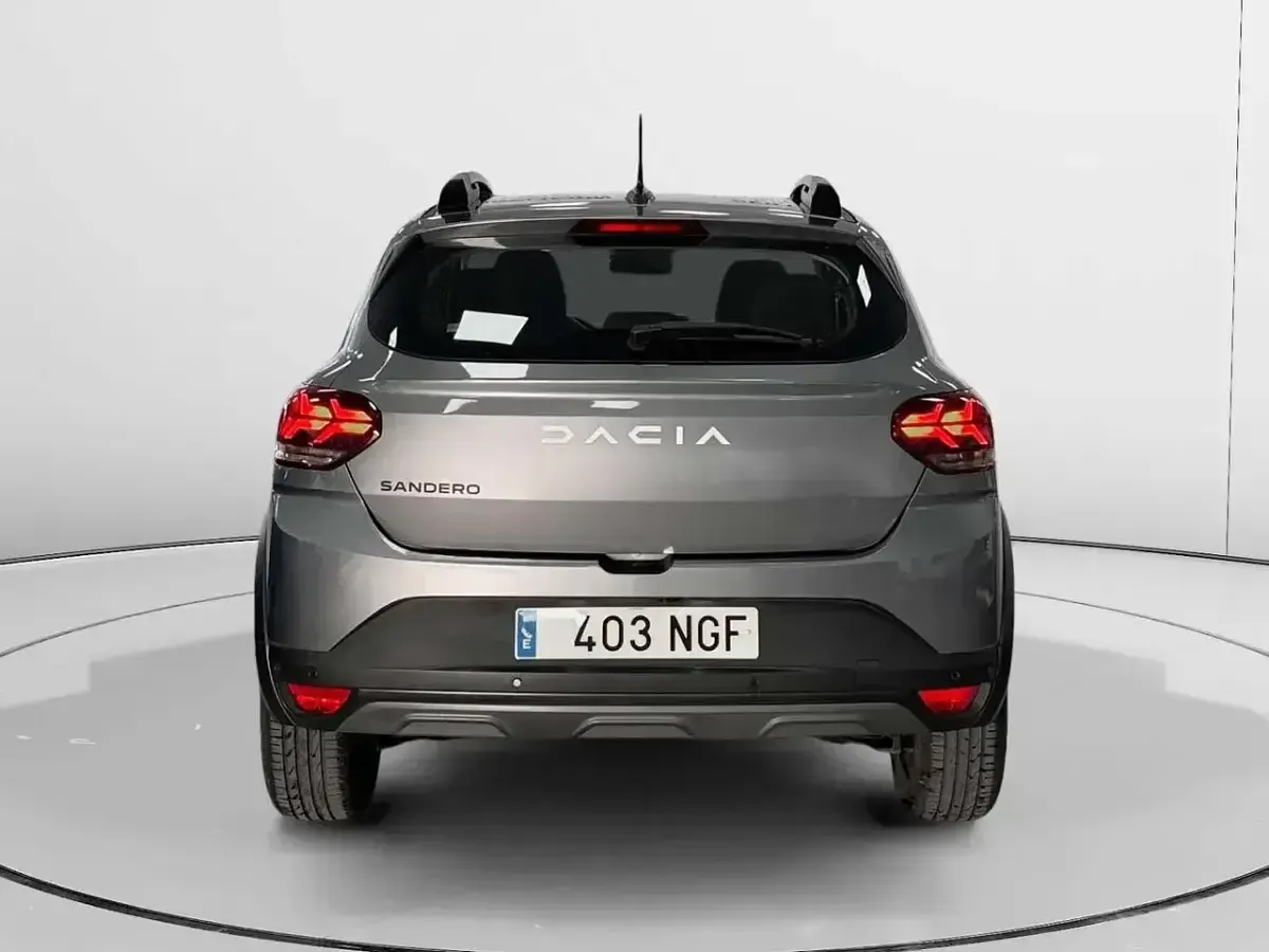 Usado Dacia Sandero Expression 101 CV (74 kW) 2025 Gris Berlina