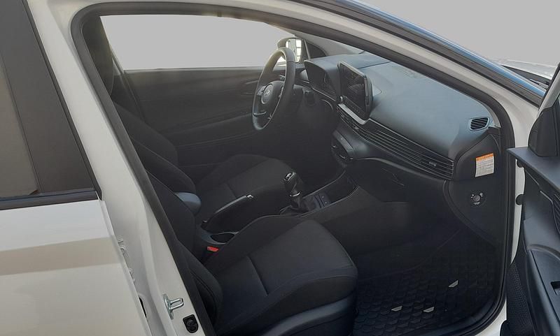 Usado Hyundai Bayon Blackline 100 CV (73 kW) 2025 Blanco atlas (techo negro) SUV