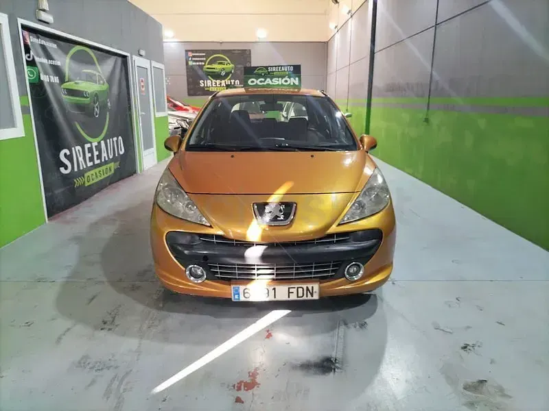 Usado Peugeot 207 90 CV (66 kW) 2007 Marrón Berlina