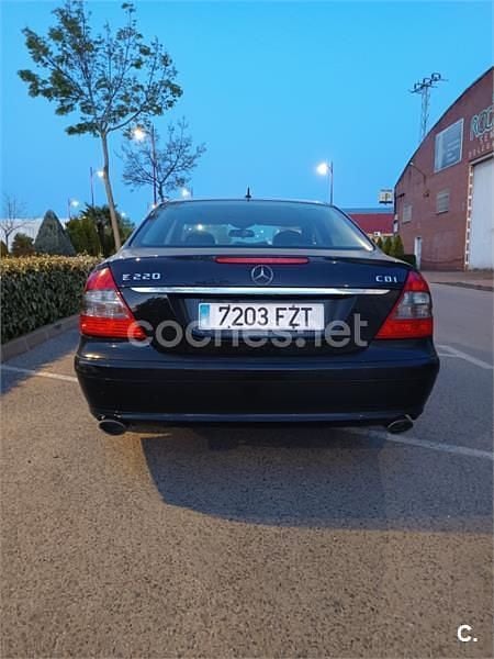 Usado Mercedes E220 Avantgarde 170 CV (125 kW) 2008 Negro Berlina