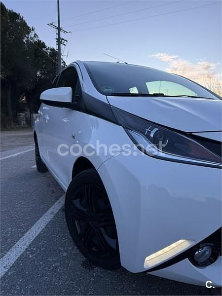 Usado Toyota Aygo X-play 69 CV (50 kW) 2017 Blanco Utilitario