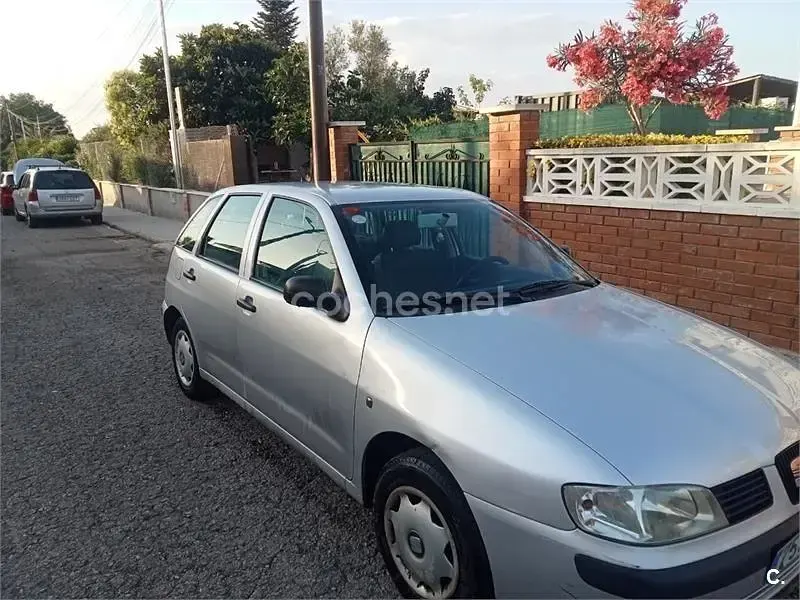 Usado Seat Ibiza 68 CV (50 kW) 2000 Gris / plata Utilitario