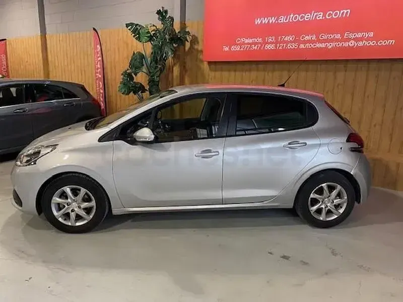 Usado Peugeot 208 Style 100 CV (73 kW) 2016 Gris / plata Utilitario