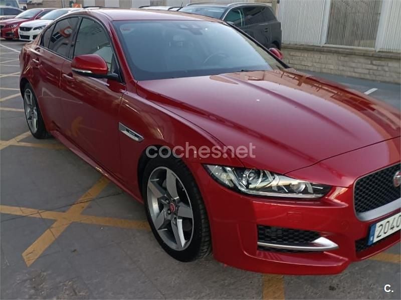 Usado Jaguar XE R-Sport 180 CV (132 kW) 2016 Rojo Berlina
