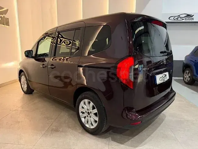 Usado Mercedes T180 116 CV (85 kW) 2023 Violeta / lila Monovolumen