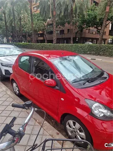 Usado Toyota Aygo Live 68 CV (50 kW) 2011 Rojo Utilitario