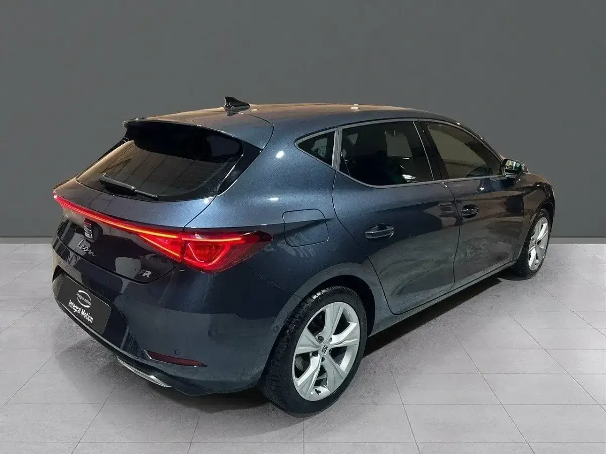 Usado Seat Leon FR 110 CV (80 kW) 2024 Gris Berlina