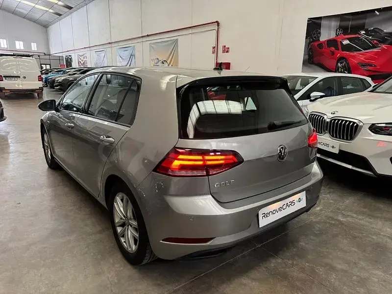 Usado VW Golf VIII Advance 130 CV (95 kW) 2020 Gris / plata Berlina