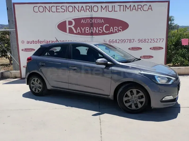 Usado Hyundai i20 75 CV (55 kW) 2017 Gris / plata Berlina