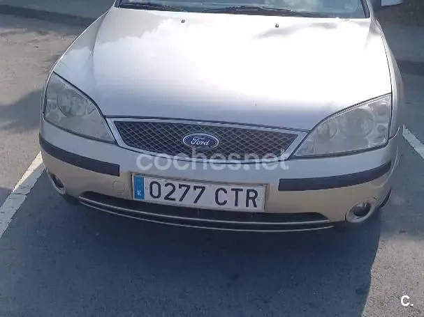 Usado Ford Mondeo Sport 130 CV (95 kW) 2004 Gris / plata Berlina