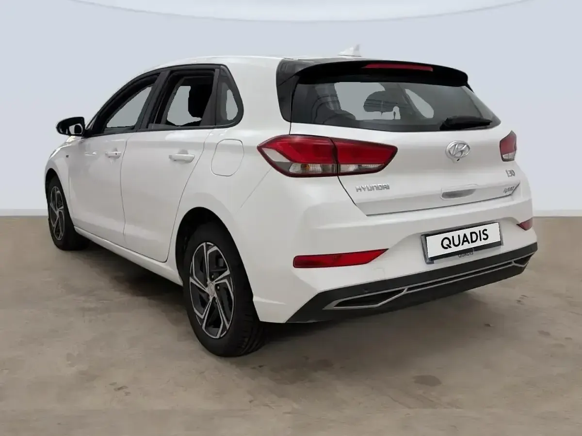 Usado Hyundai i30 120 CV (88 kW) 2022 Blanco Berlina