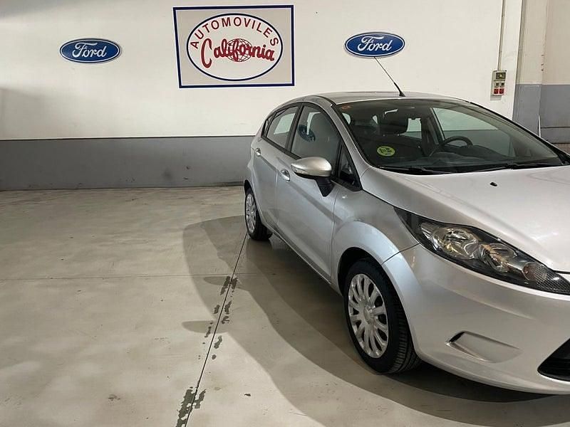 Usado Ford Fiesta Trend 70 CV (51 kW) 2012 Gris / plata Utilitario