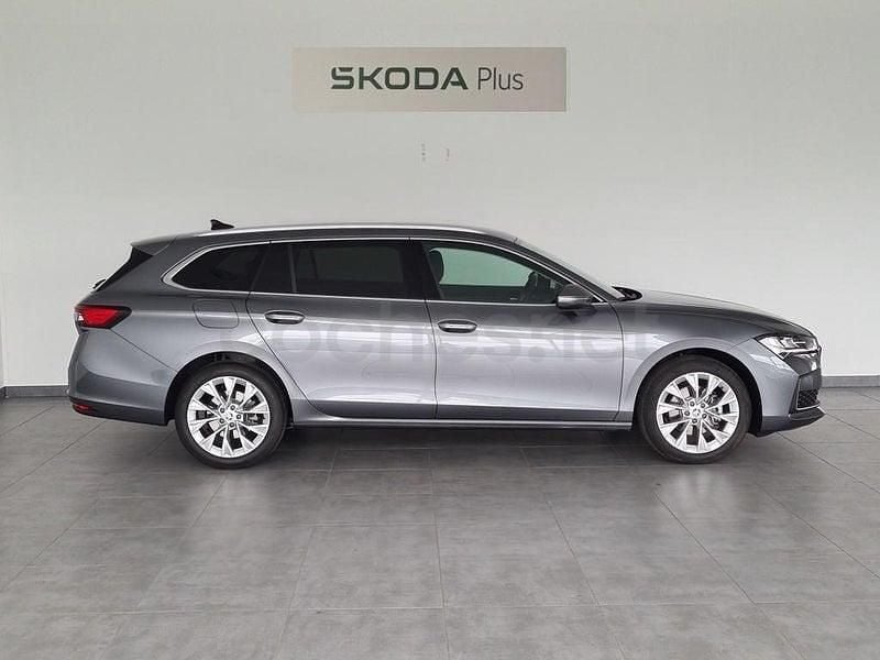 Usado Skoda Superb Selection 150 CV (110 kW) 2024 Gris / plata Familiar