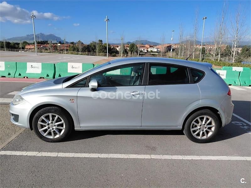 Usado Seat Leon Style 140 CV (102 kW) 2010 Gris / plata Utilitario