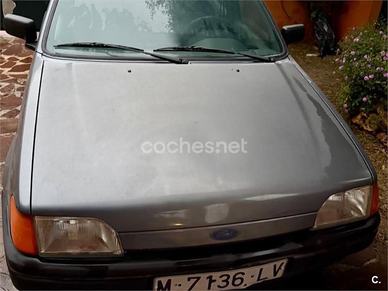 Usado Ford Fiesta Ghia 71 CV (52 kW) 1991 Gris / plata Utilitario
