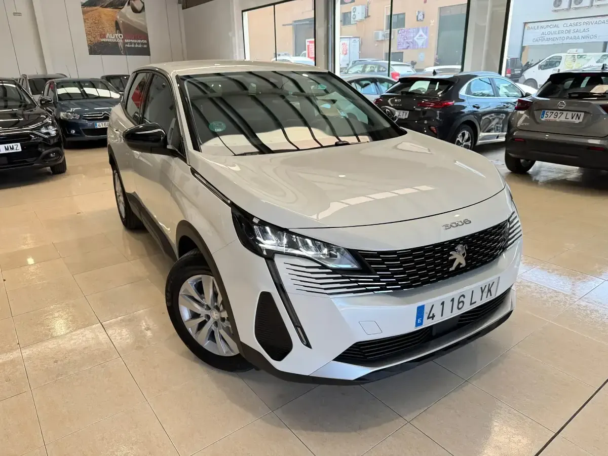 Usado Peugeot 3008 Active 130 CV (95 kW) 2022 Blanco SUV