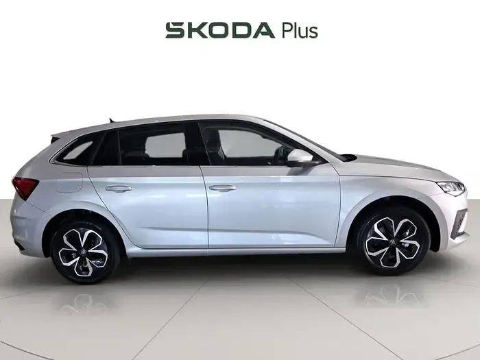 Usado Skoda Scala Selection 115 CV (84 kW) 2025 Gris plata Utilitario