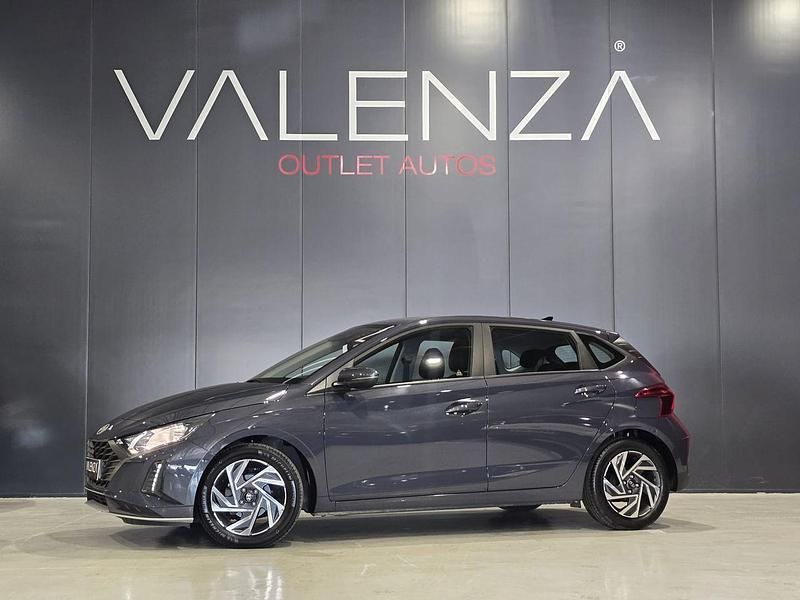 Gris Usado 2024 Hyundai i20 Berlina | 17.500 € (Precio justo) - Imagen 1/4