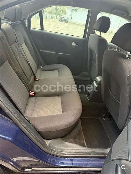Usado Ford Mondeo Trend 125 CV (91 kW) 2001 Azul Berlina