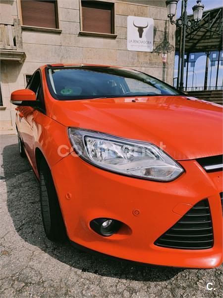 Usado Ford Focus Trend 125 CV (91 kW) 2013 Rojo Berlina