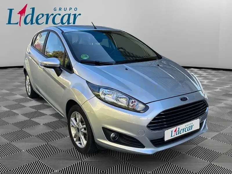 Usado Ford Fiesta Titanium 100 CV (73 kW) 2015 Gris / plata Utilitario