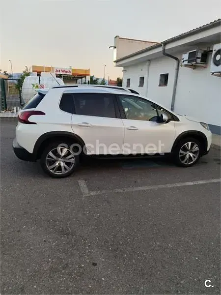 Usado Peugeot 2008 Allure 120 CV (88 kW) 2018 Blanco SUV