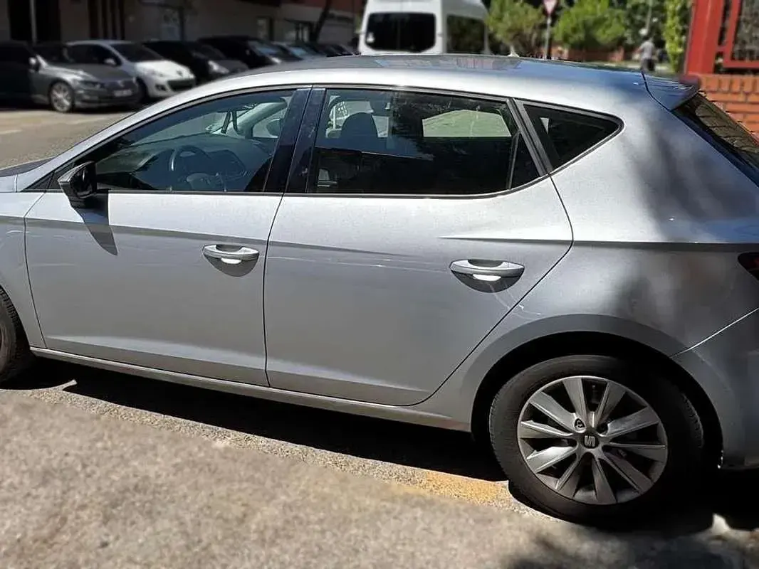 Usado Seat Leon Style 116 CV (85 kW) 2018 Gris Berlina