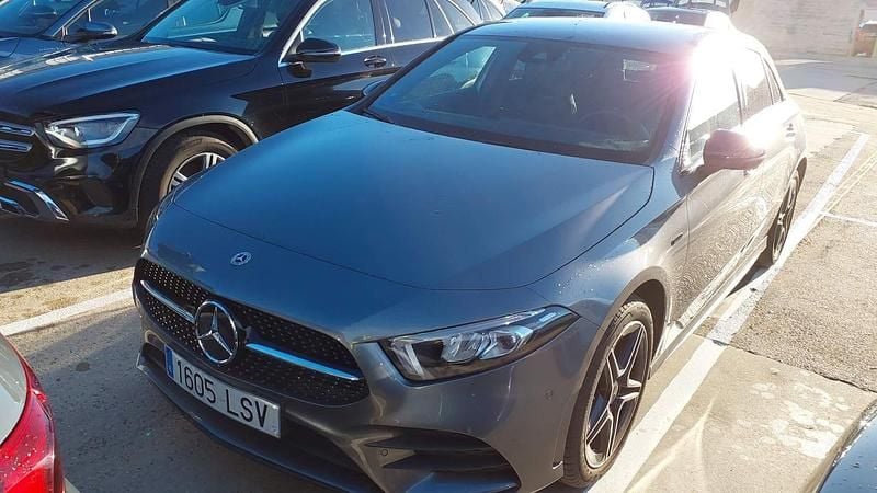 Gris Usado 2021 Mercedes A160 Utilitario | 28.400 € (Precio justo) - Imagen 1/4
