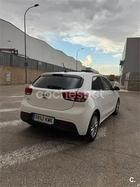 Usado Kia Rio Plus 84 CV (61 kW) 2018 Blanco Berlina