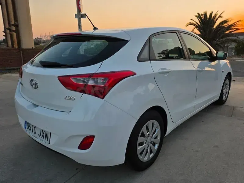 Usado Hyundai i30 90 CV (66 kW) 2017 Blanco Berlina