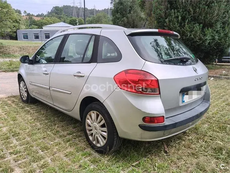 Usado Renault Clio Dynamique 90 CV (66 kW) 2012 Gris / plata Familiar