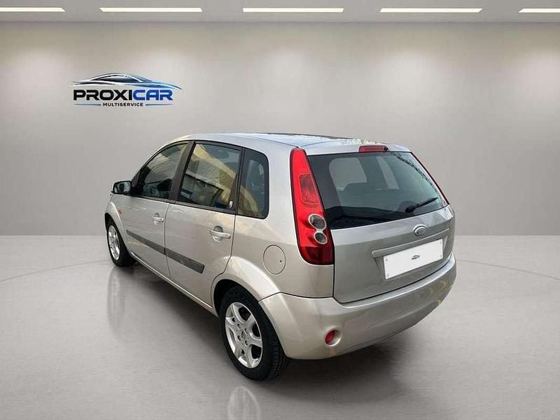 Usado Ford Fiesta Futura 68 CV (50 kW) 2007 Gris Utilitario