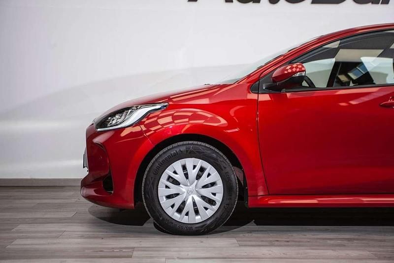 Usado Toyota Yaris Hybrid Business Edition 116 CV (85 kW) 2022 Rojo Utilitario