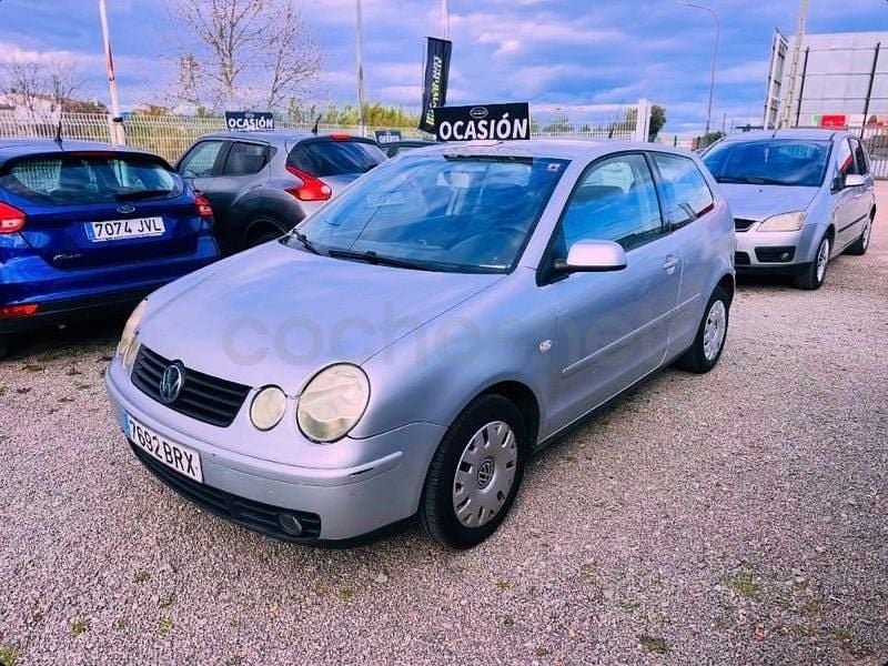Usado VW Polo Trendline 65 CV (47 kW) 2002 Gris / plata Berlina