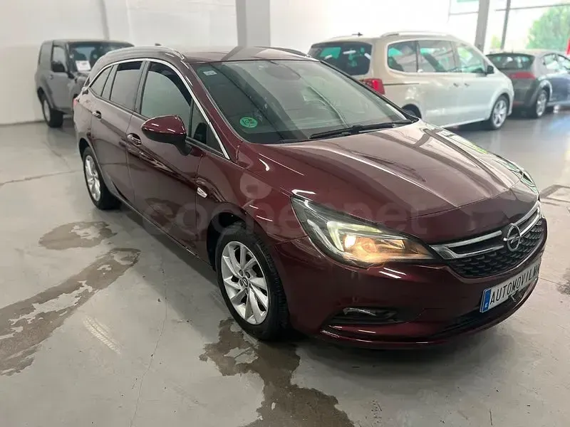 Usado Opel Astra Excellence 136 CV (100 kW) 2018 Granate Familiar