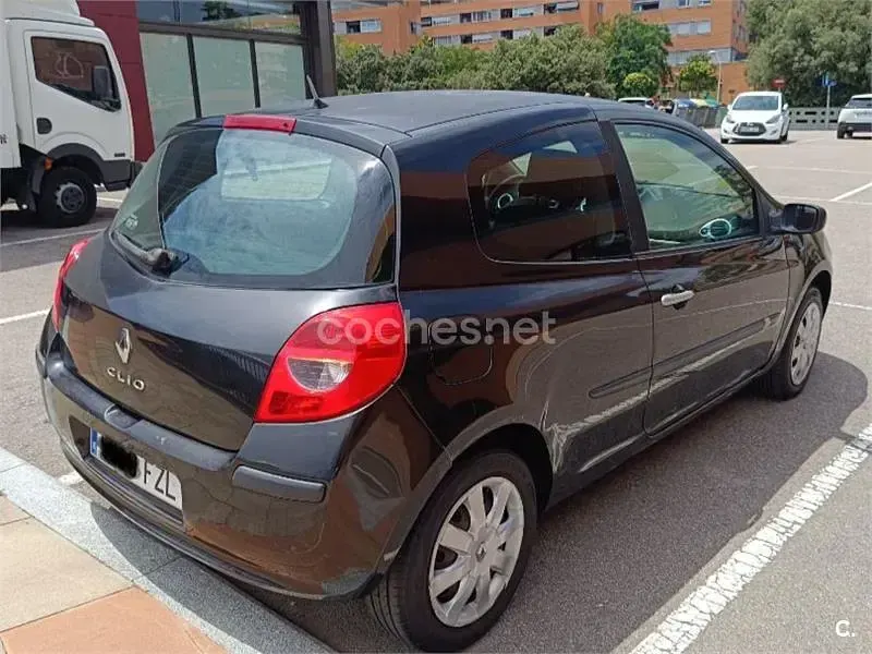 Usado Renault Clio II 70 CV (51 kW) 2008 Negro Berlina