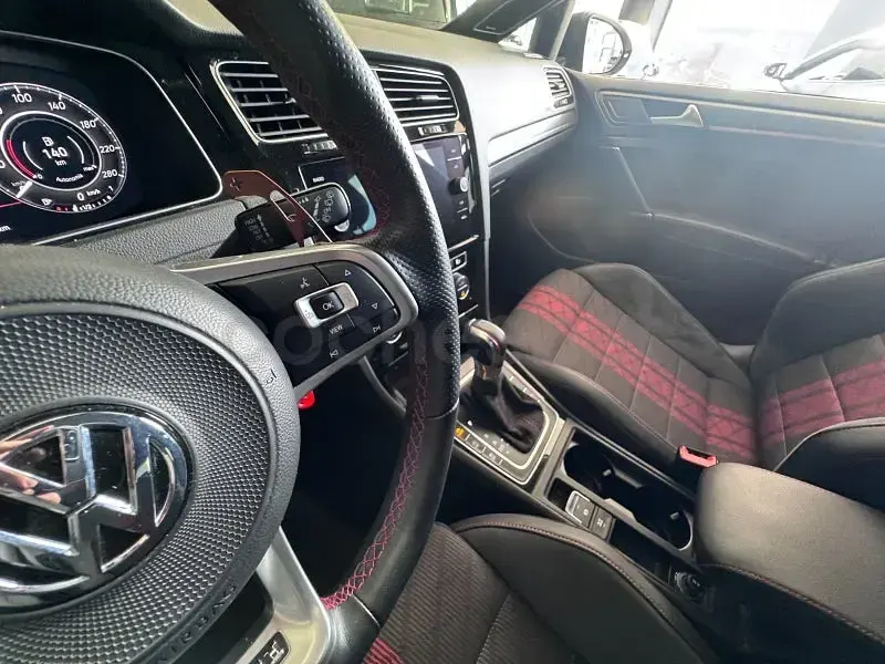 Usado VW Golf VII GTI 290 CV (213 kW) 2019 Gris / plata Berlina