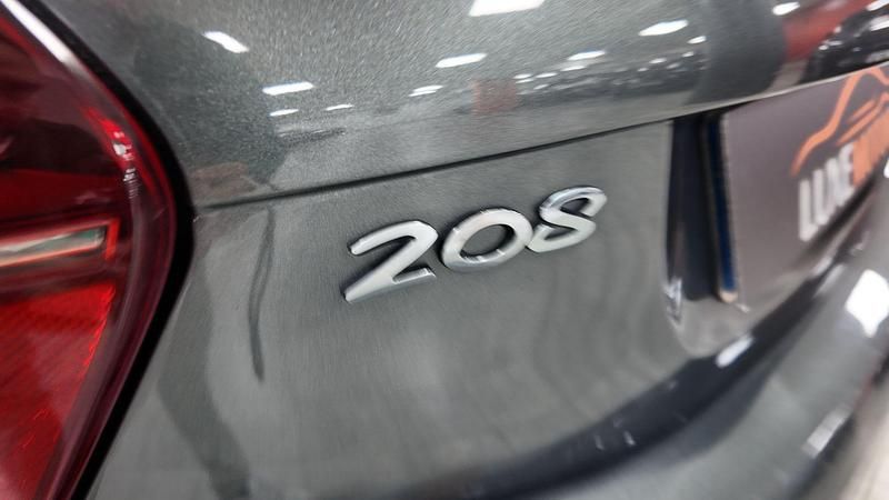 Gris / plata Usado 2015 Peugeot 208 Active Utilitario | 6990 € (Buen precio) - Imagen 1/4