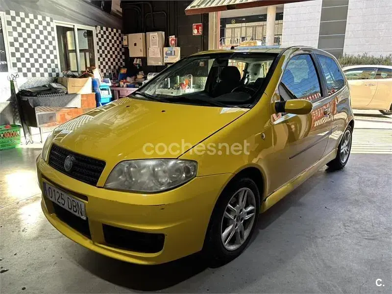 Usado Fiat Punto 95 CV (69 kW) 2004 Amarillo Utilitario