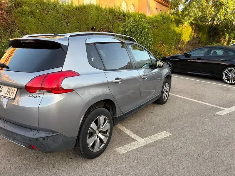 Usado Peugeot 2008 Active 110 CV (80 kW) 2015 Gris / plata SUV