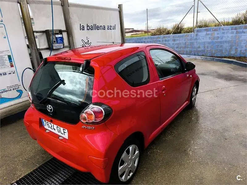 Usado Toyota Aygo Live 68 CV (50 kW) 2009 Rojo Utilitario